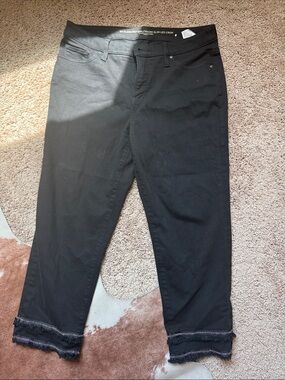 New Chico’s Black Slim Crop Jeans with Frayed & Silver trim!